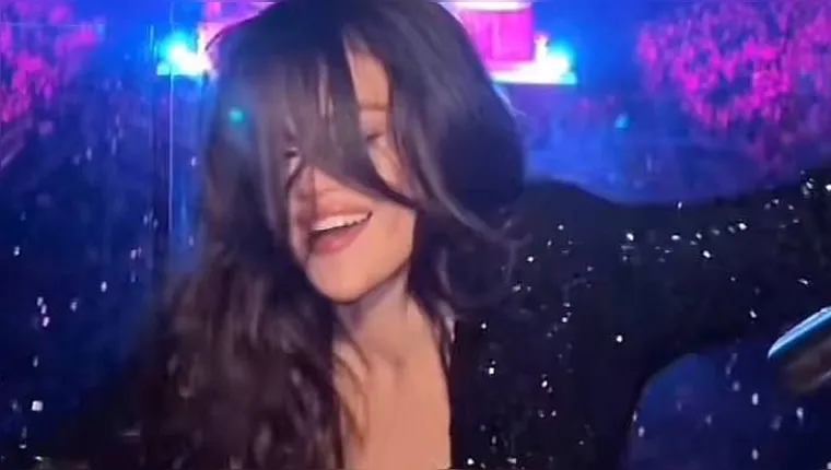 Imagem ilustrativa da notícia A nova Joelma? Selena Gomez "bate cabelo" durante show