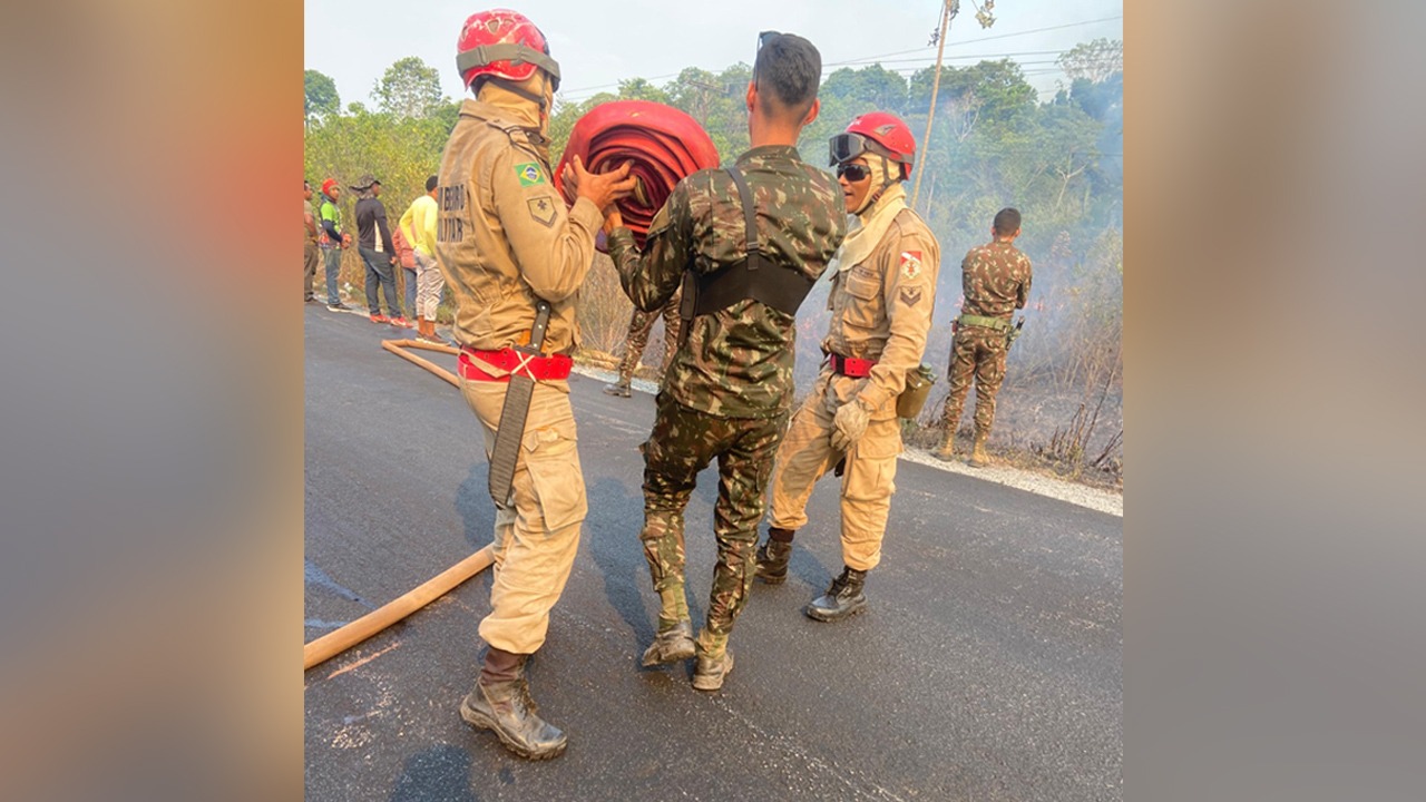 23ª Brigada dá apoio ao Corpo de Bombeiros nas ações de combate ao incêndio na Terra Indígena Mãe Maria