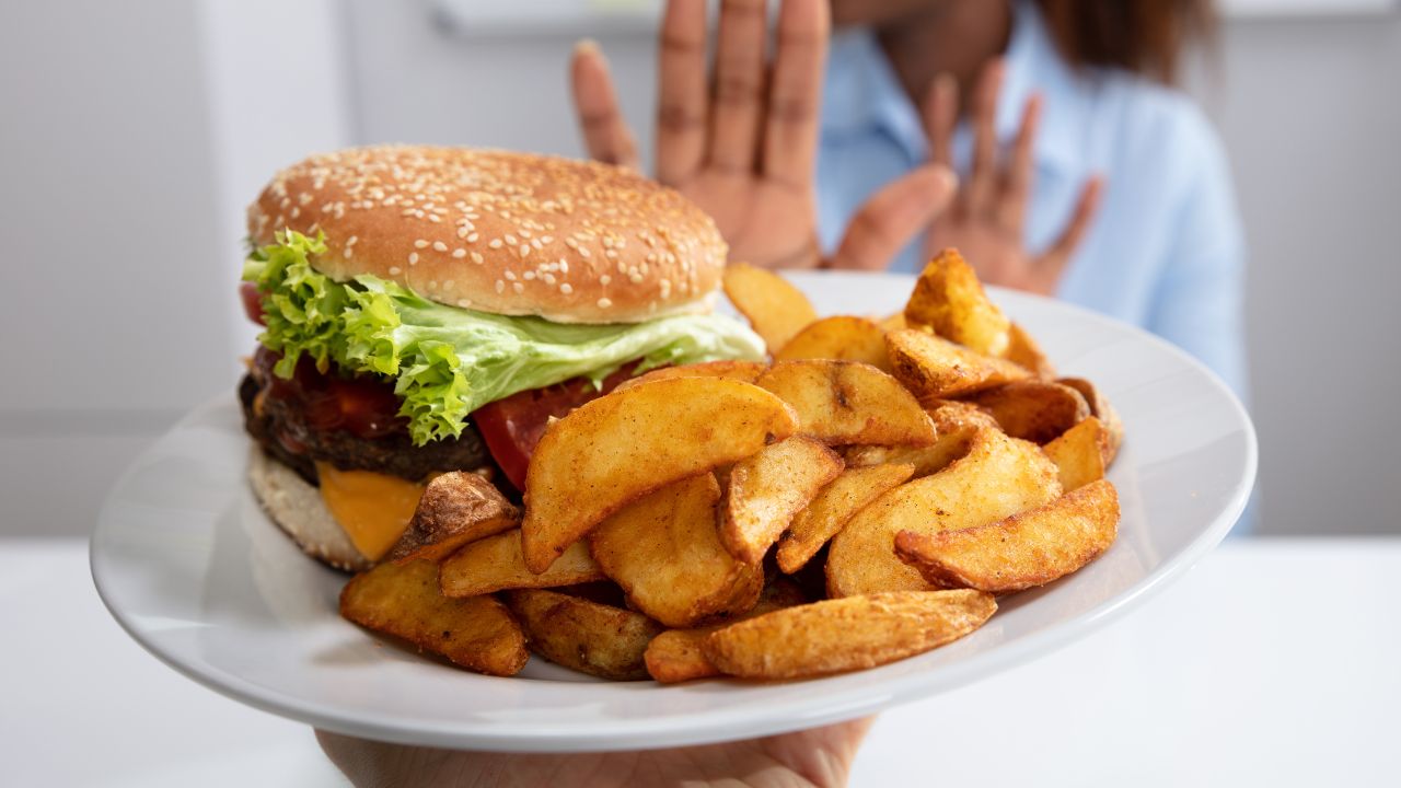 Entre os itens considerados prejudiciais à saúde, estão alimentos processados, refrigerantes, fast food, doces e carnes processadas.