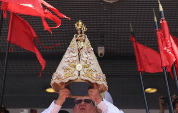 Grandes filas se formam para a tão esperada oportunidade de ver a santa bem de pertinho