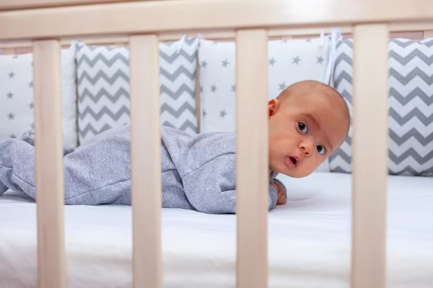 Limão no berço ajuda bebê a dormir? Pediatras alertam para os riscos e falta de comprovação científica.