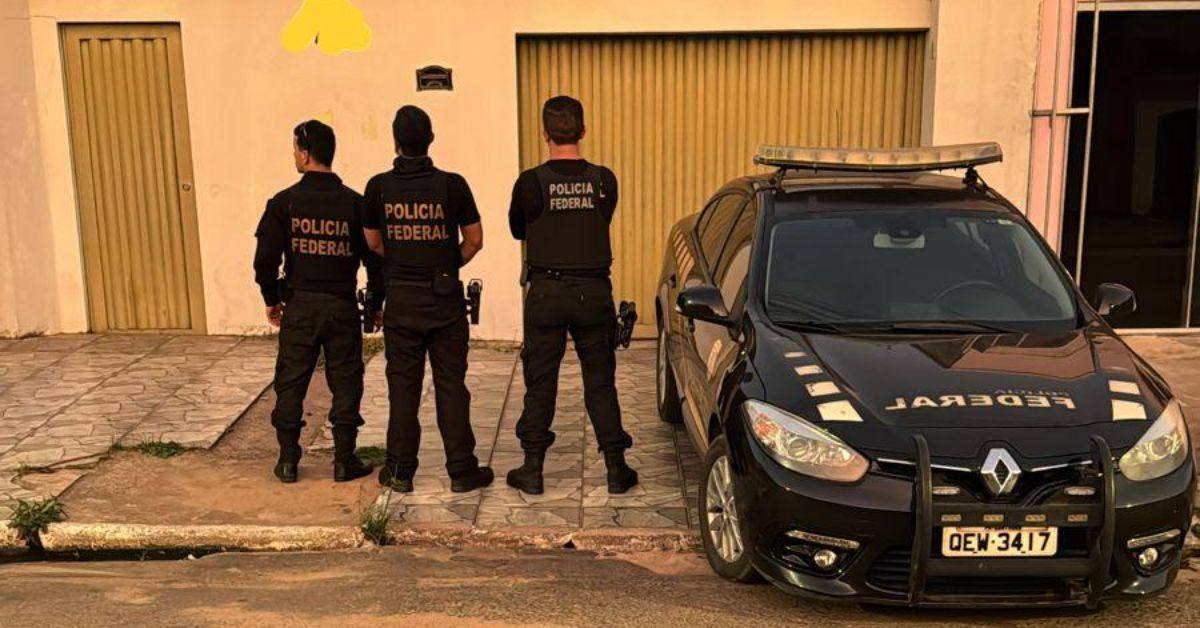 Agentes da PF estiveram na casa do suspeito na manhã desta terça-feira (20) onde efetuaram a prisão e cumpriram mandados de busca e apreensão