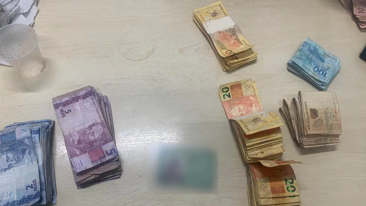 Foram quase R$ 10 mil encontrados com suspeita