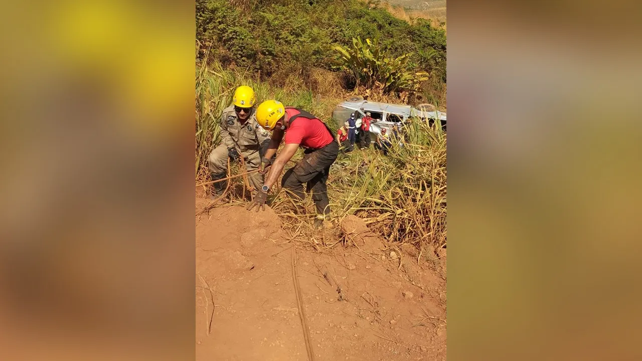 Bombeiros resgatarem uma pessoa dentro do veículo que caiu em ribanceira