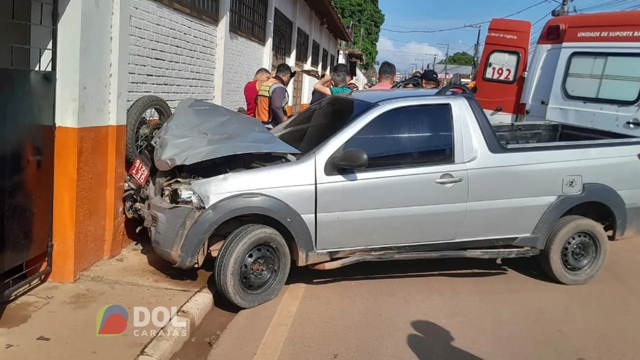 O impacto foi tão intenso, que esmagou a moto contra o muro