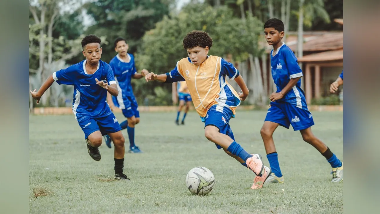 O projeto tem atendido 900 crianças, meninos e meninas que recebem treinamento e oportunidades para quem sabe, no futuro, ser atleta do Azulão