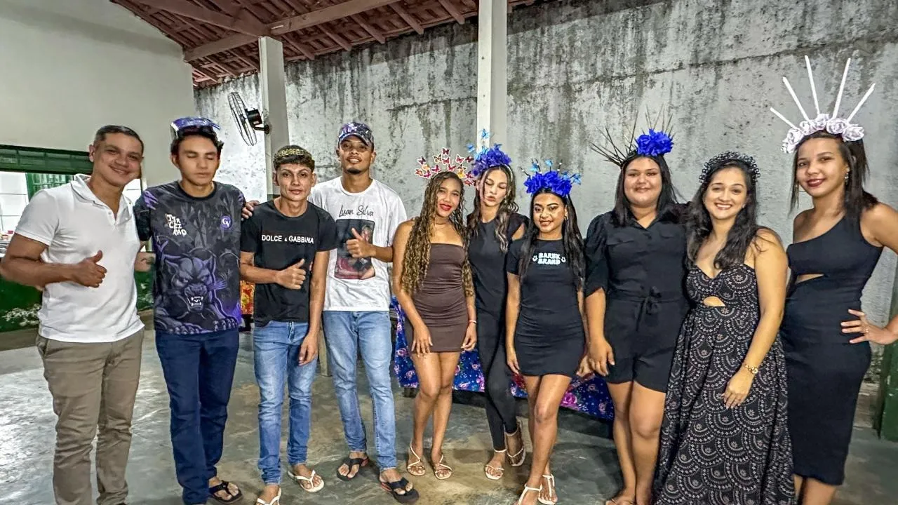 Bolsas de papelão, tiaras com palitos de churrasco, tampinhas de garrafas pet e latinhas, TNT (Tecido Não Tecido) reutilizável, papéis recicláveis. Os materiais usados para o "desfile"