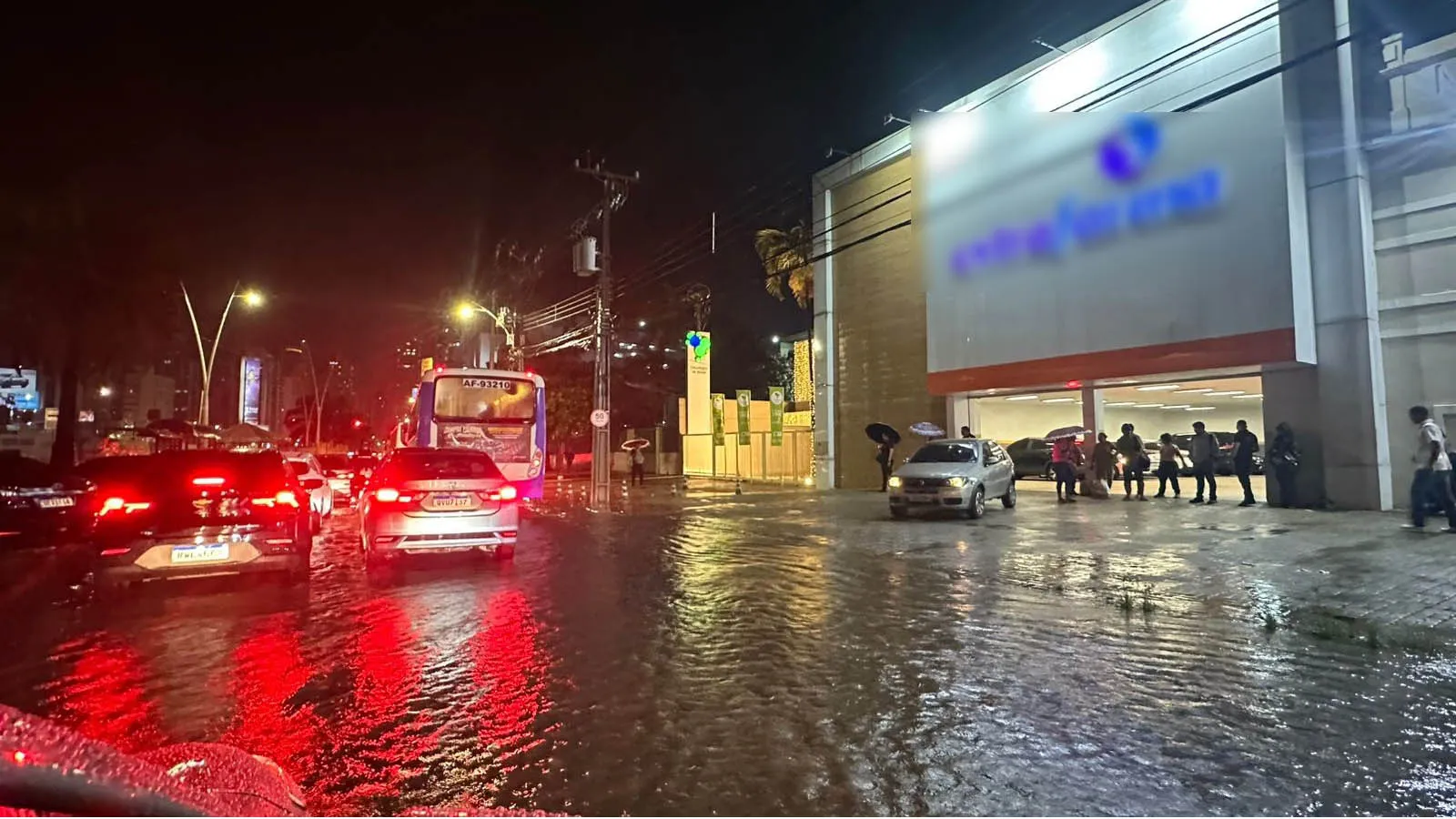 A chuva da noite desta quarta-feira (18) provocou vários pontos de alagamento na capital paraense