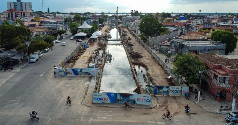 Com quase 230 trabalhadores, os serviços estão na fase da construção das estruturas das passarelas do parque linear.