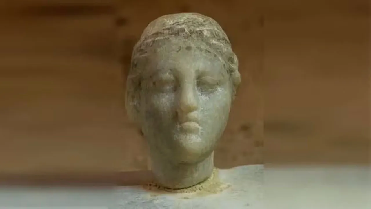 Arqueóloga afirma ter encontrado busto de Cleópatra VII em templo no Egito