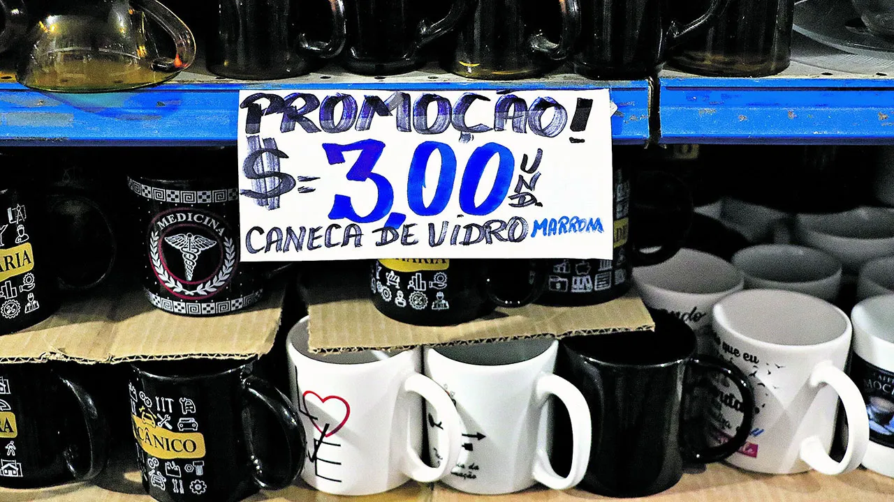 Centro comercial tem lojas com produtos que variam de preços e opções de presentes