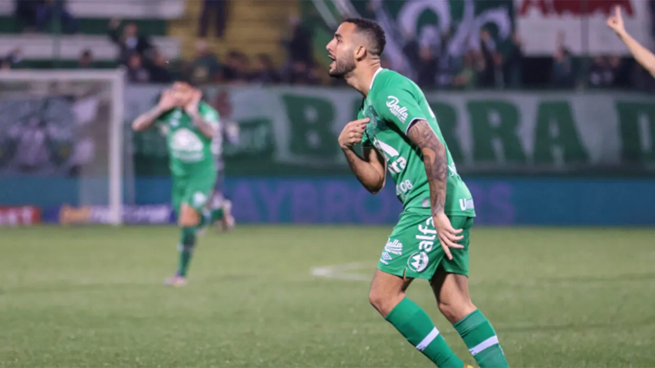 O lateral Marcelinho pode reforçar o Remo depois de ter atuado pela Chapecoense na Série B 2024