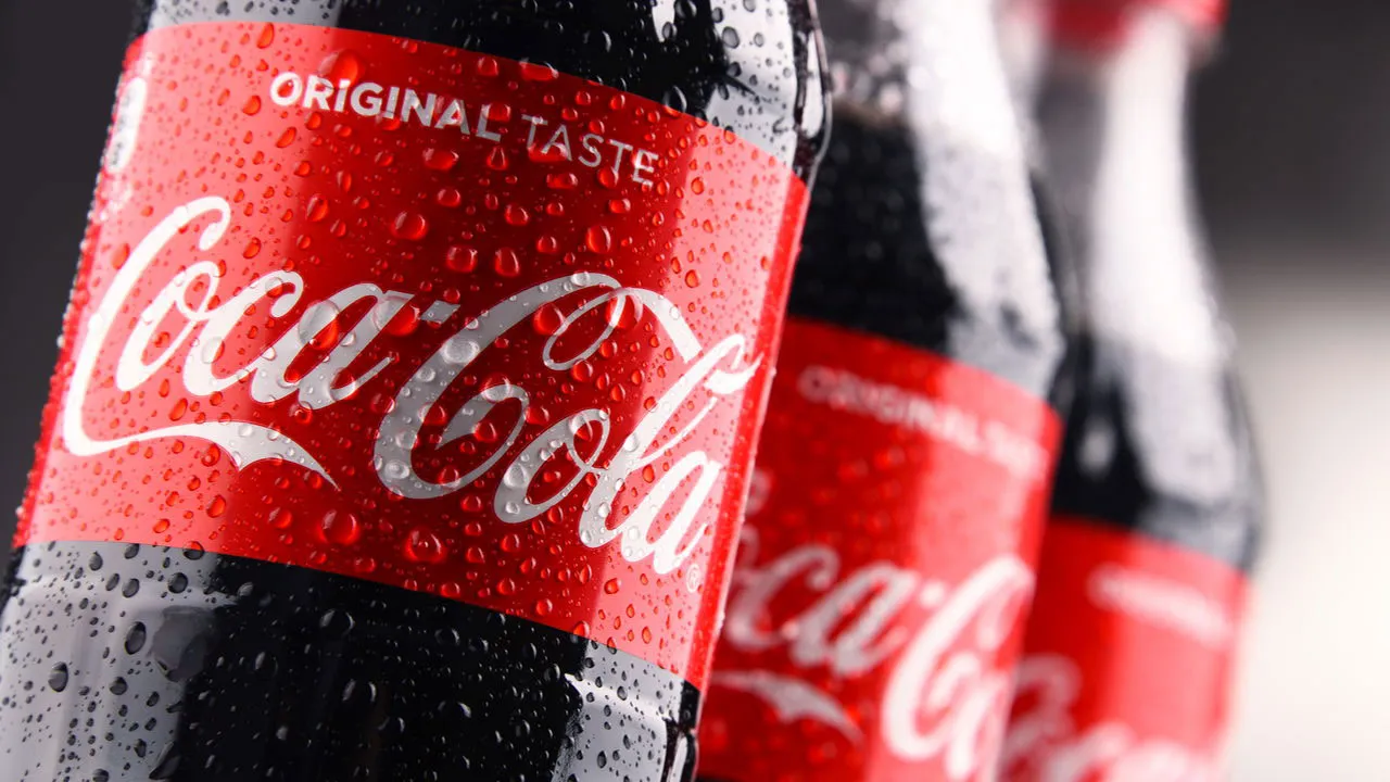 Coca-Cola, junto com a concorrente Pepsi, estão entre as maiores companhias do mundo