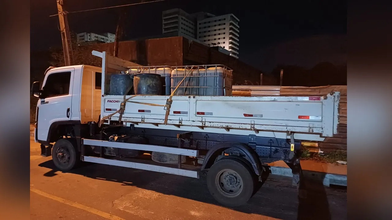 Combustíveis foram encontrados em tambores, ou bombonas (recipientes pretos), irregulares para o transporte