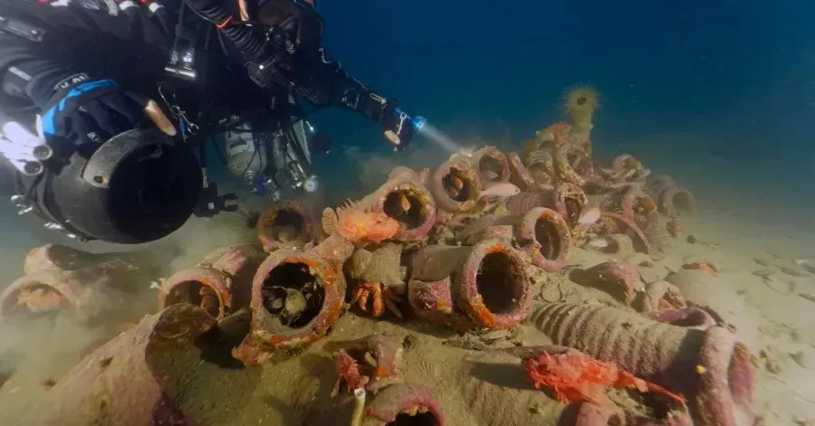 Pesquisadores italianos localizaram os restos de um navio naufragado há cerca de dois mil anos na costa da Sicília, com parte de sua carga ainda intacta.