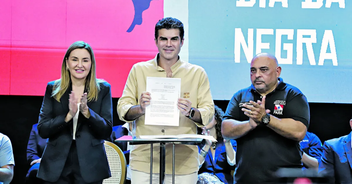 A vice-governadora Hana Ghassan, o governador Helder Barbalho e o titular da Seirdh, Jarbas Vasconcelos, durante os anúncios dos benefícios