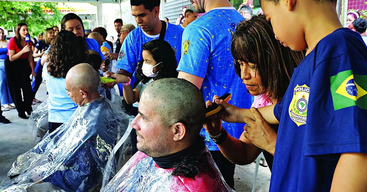 Um dos momentos mais simbólicos foi o corte de cabelo dos policiais. Ao lado, Nilson Marques