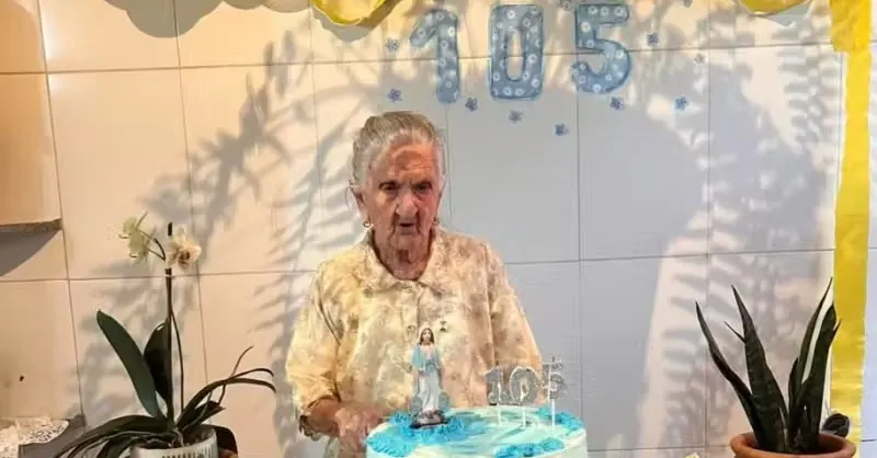 Nascida em Minas Gerais, a idosa comemorou recentemente seus impressionantes 105 anos.