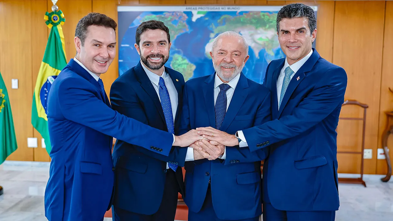 Ministro das Cidades Jader Filho, prefeito de Belém Igor Normando, presidente Lula e o governador Helder Barbalho.