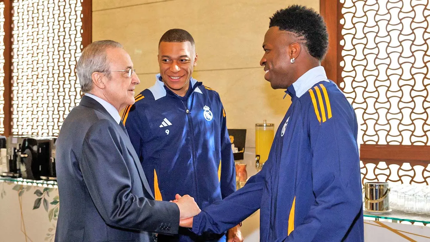 Florentino Pérez com Mbappé e Vini Jr.