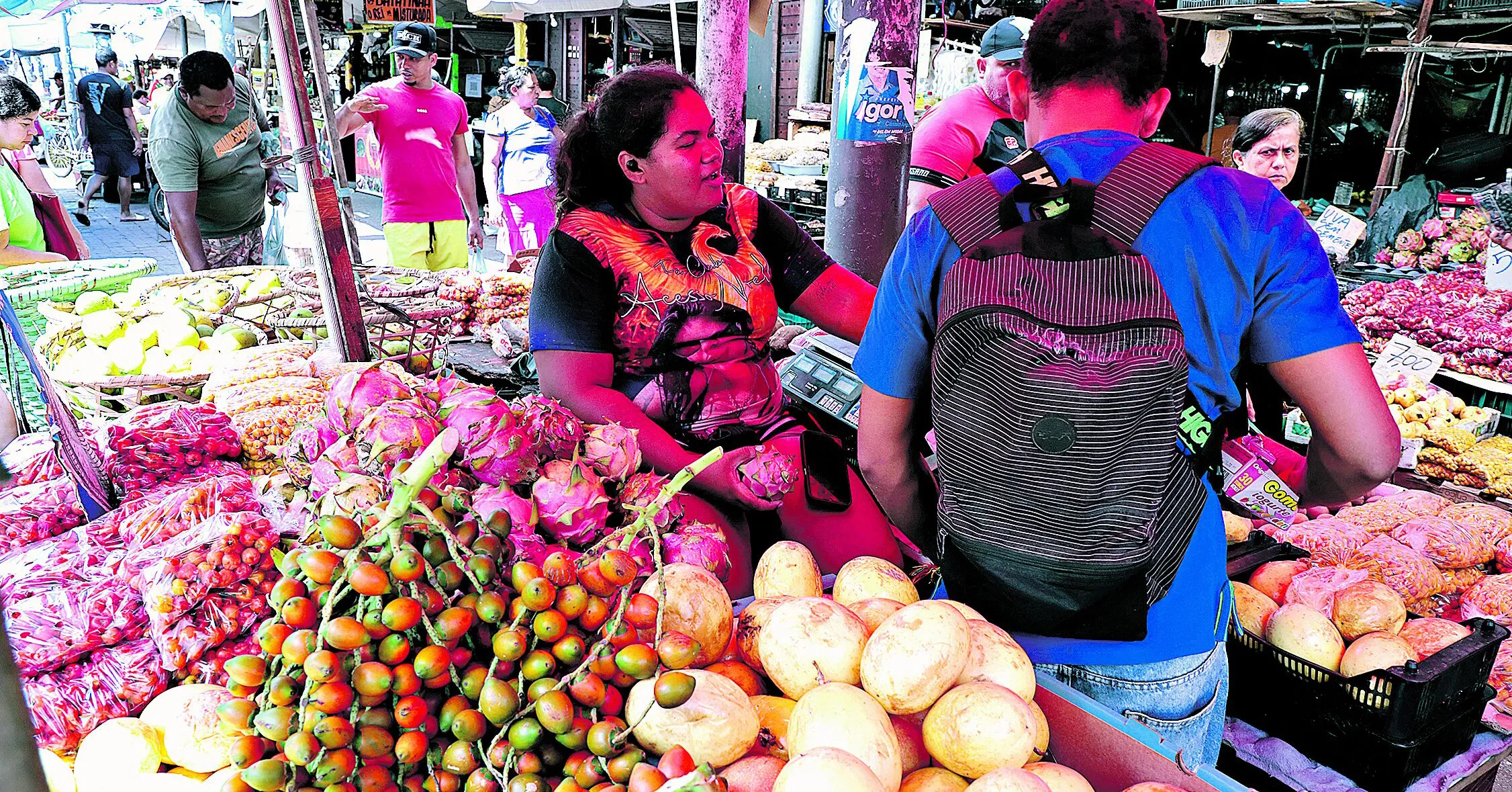 A feirante Sheuly Sena destaca em sua barraca a pupunha e também o muruci, além do rambutã. Abaixo, a manga, que tem presença forte na Amazônia.