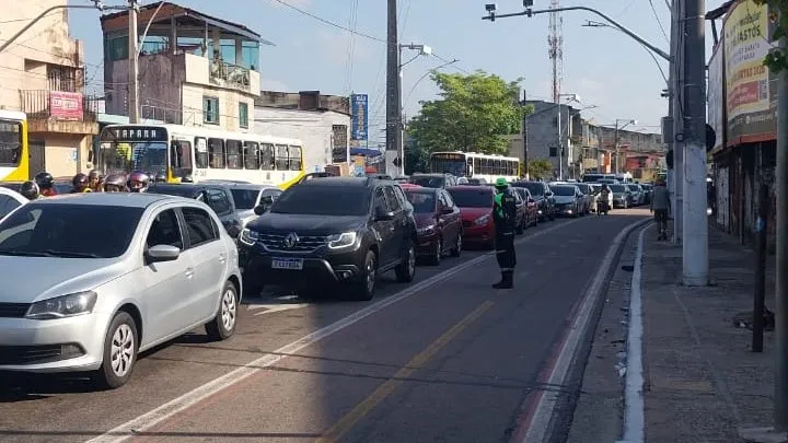 Trânsito fica pesado na avenida Arthur Bernardes nos dias de novena.