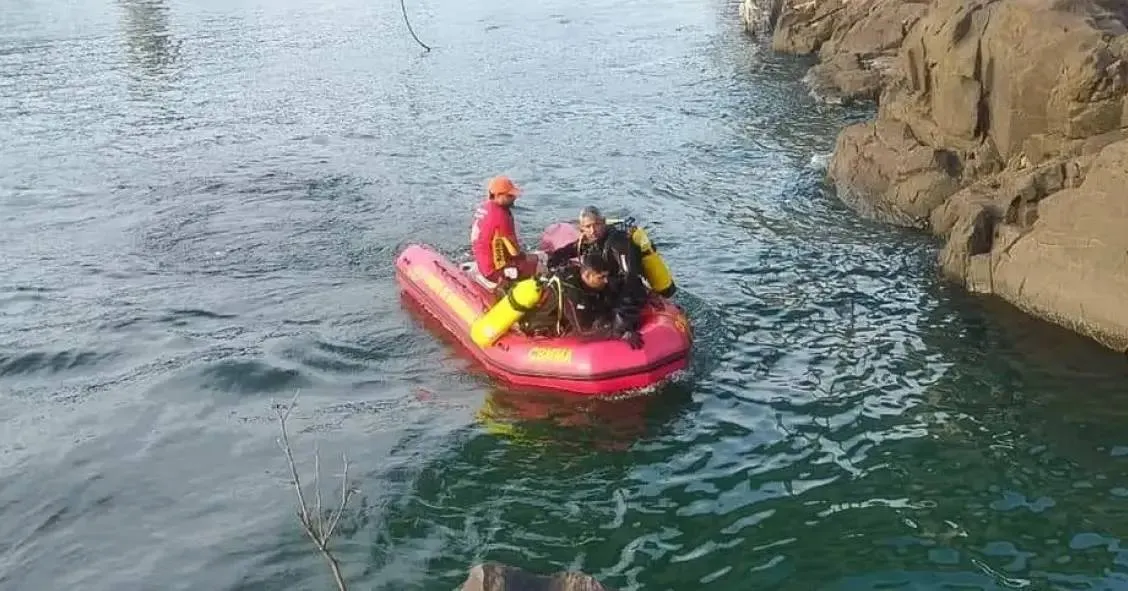 Mergulhadores do Corpo de Bombeiros buscam por desapaecidos após queda da ponte JK.