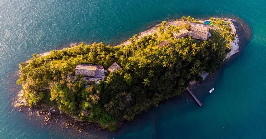 A pequena Ilha das Cabras atrai os turistas que desejam praticar snorkeling e se aventurar em mergulhos sem grandes deslocamentos ou riscos.