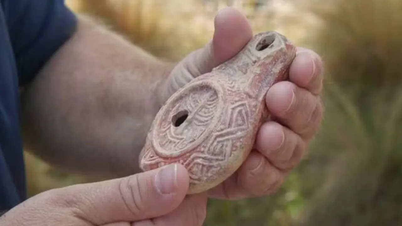 Antiga lâmpada de óleo de cerâmica descoberta em Jerusalém