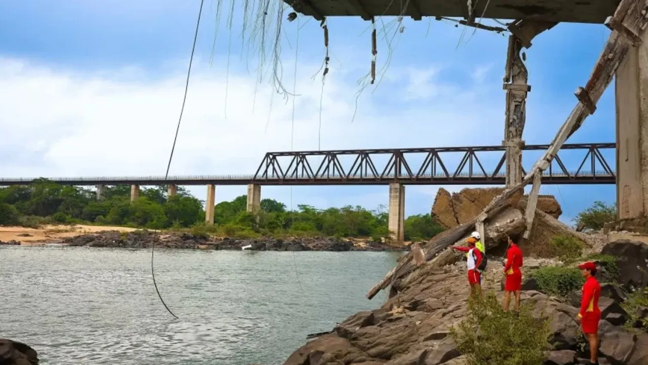 Local onde houve o colapso com o resultado da queda dos caminhões nas águas do rio Tocantins