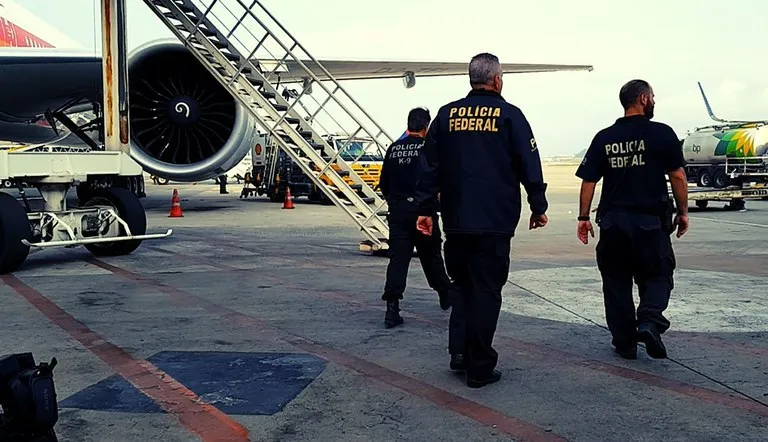 Ao sair do avião, o homem foi detido pelos agentes da Polícia Federal