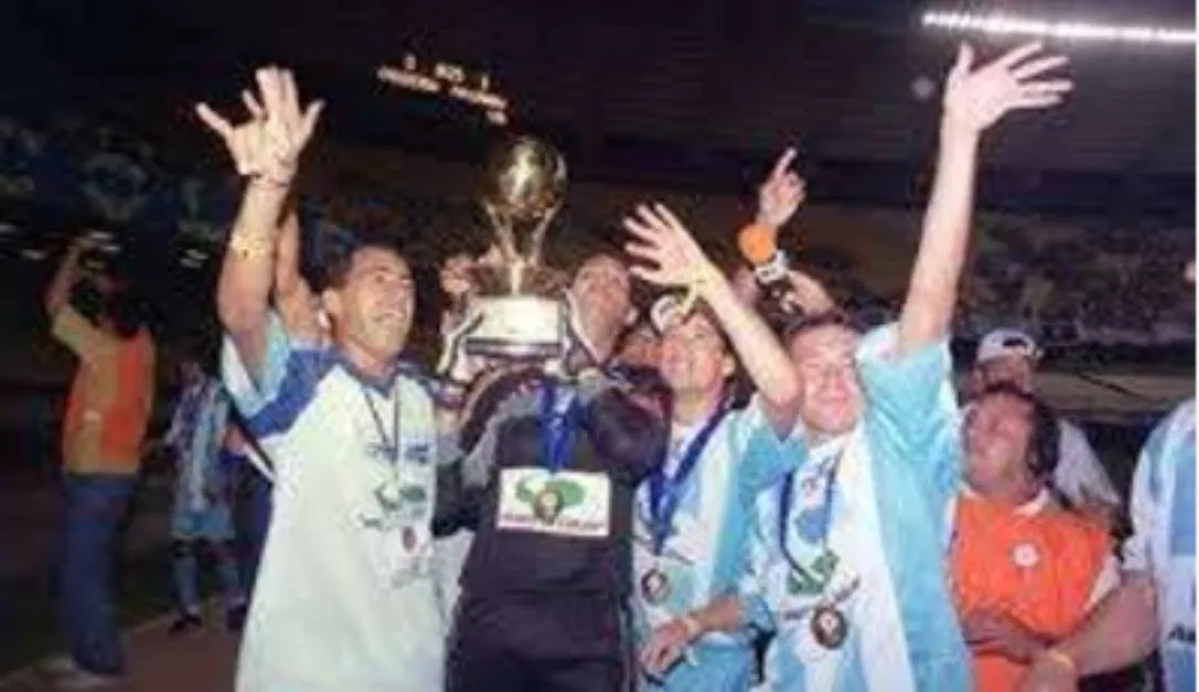 Paysandu campeão em 2002 sobre o Cruzeiro. 22 anos depois, torcedores do Papão cutucam o Cruzeiro, ao perder uma final para um time azul e branco.