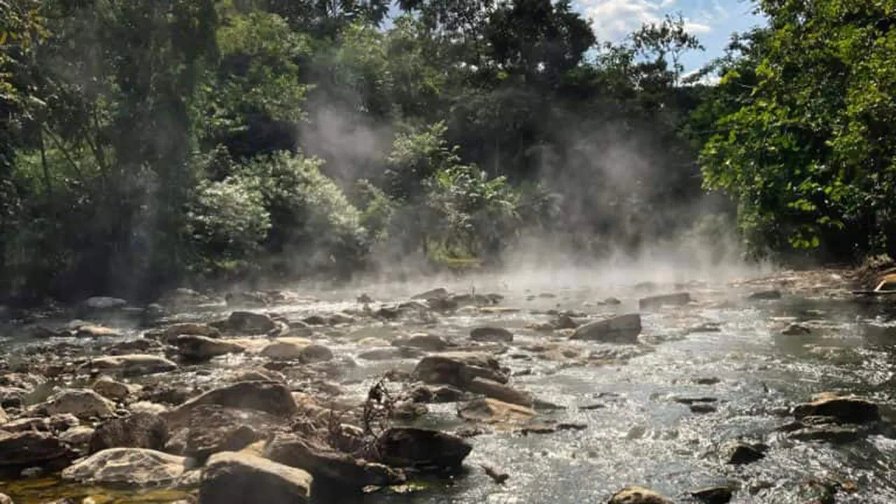 Esse vapor todo não é neblina: é água quente, que pode chegar a uma temperatura de 99º Celsius!