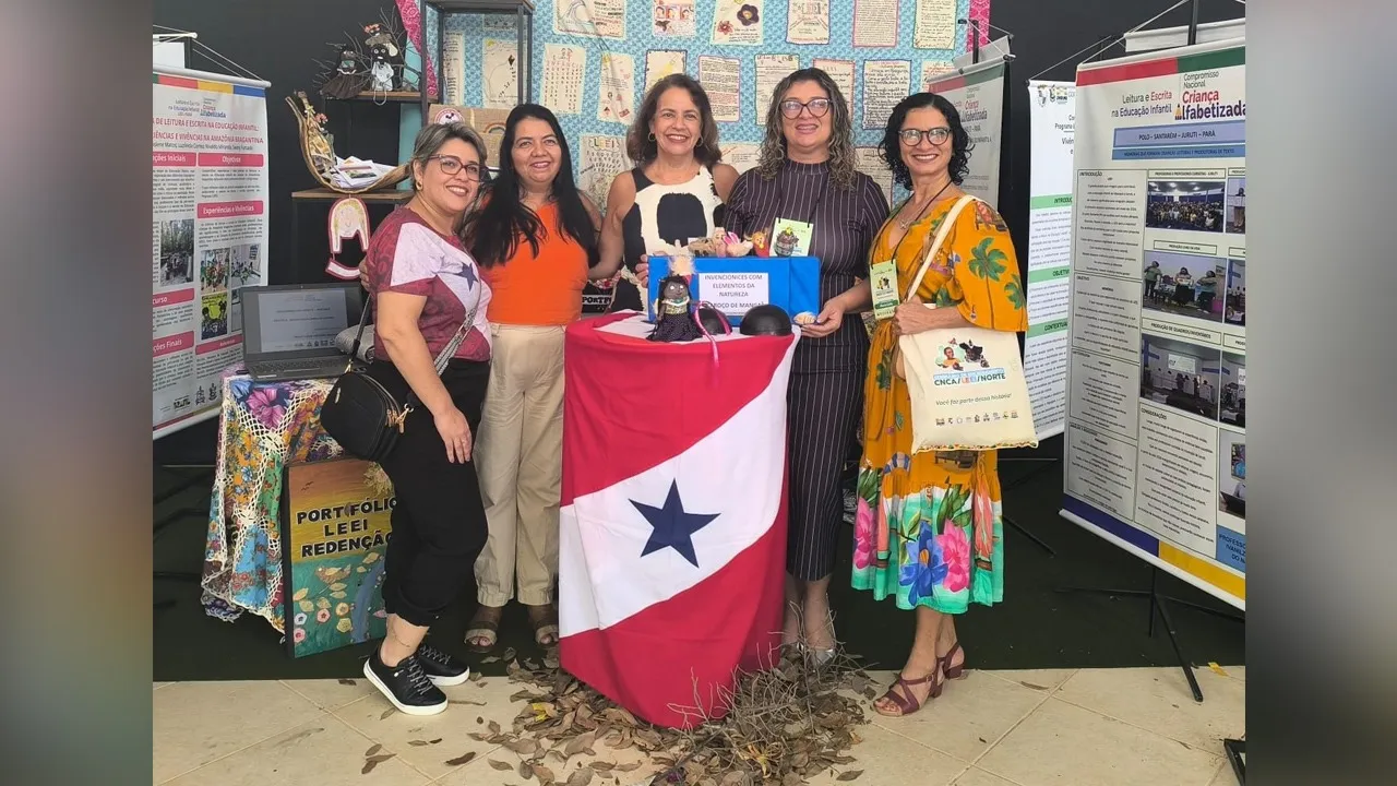 Professora Tania Alves Santos (vestido marrom), coordenadora de Educação Infantil da Secretaria Municipal de Educação (Semec), foi convidada a participar do evento como palestrante