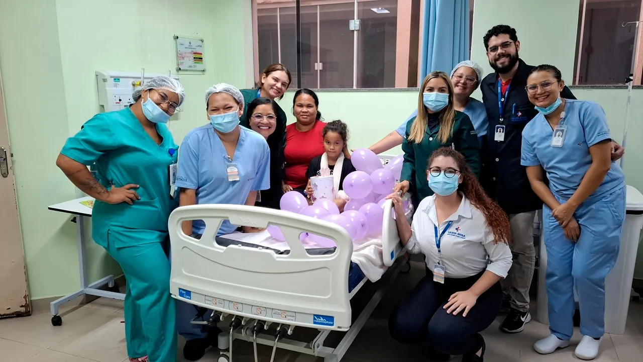 No último dia 16, a paciente Jaqueline, de 10 anos, foi surpreendida por uma festa organizada pelo projeto “Celebrar”, promovido pelo Setor de Humanização e pela equipe multidisciplinar do hospital.