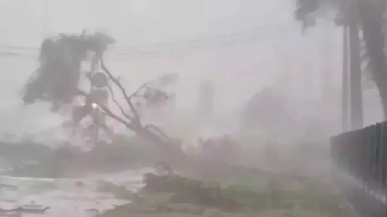 De acordo com o Inmet, são esperadas chuvas entre 30 e 60 mm por hora, com o acumulado diário podendo chegar a 100 mm, além de rajadas de vento que podem atingir 100 km/h.