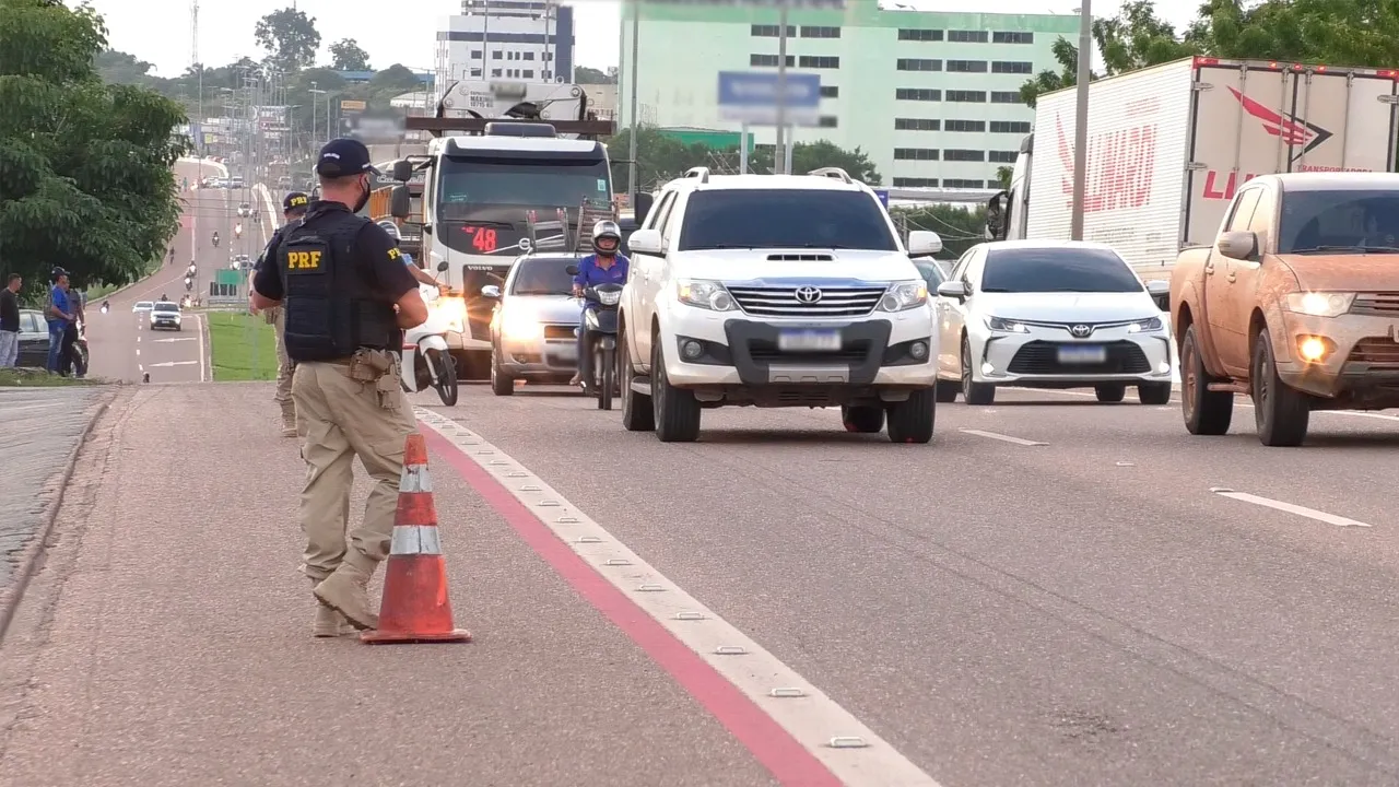 Com o feriado de Proclamação da República caindo em uma sexta-feira, há previsão de um aumento significativo no fluxo de veículos e ônibus de passageiros, o que, por sua vez, eleva os riscos de violência no trânsito e o número de acidentes com vítimas fatais ou graves.