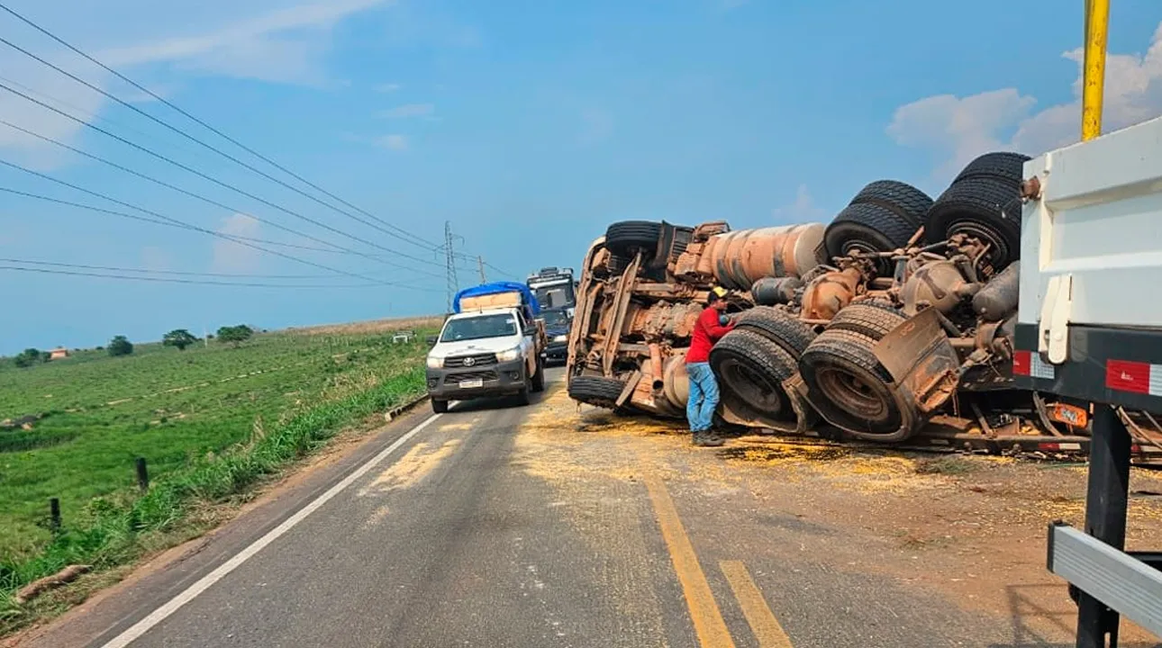 A previsão é de que a rodovia seja totalmente liberada em aproximadamente 40 minutos.