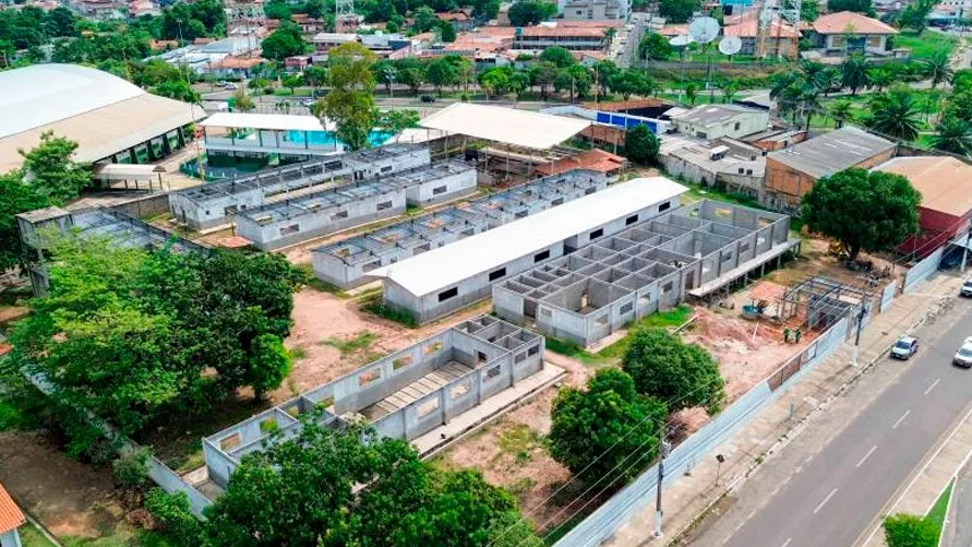 A obra se encontra na fase de levantamento de blocos e cobertura do telhado.