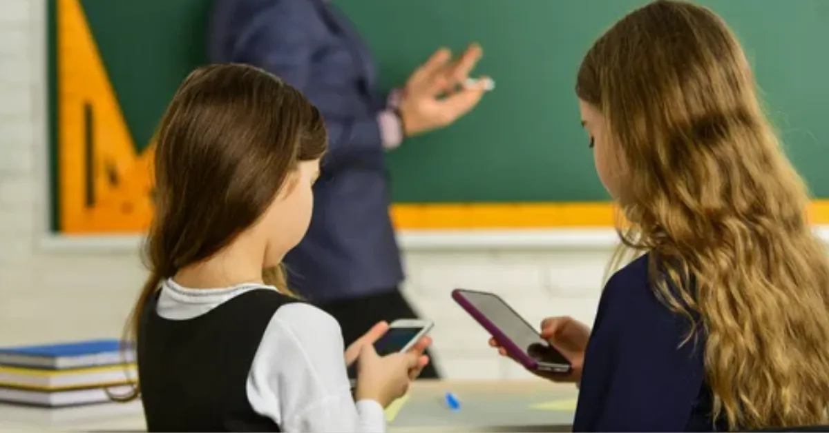 A proposta de uso de celular em sala de aula segue para o Senado brasileiro.