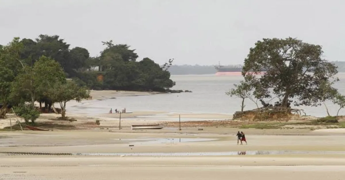 Praia do Distrito de Outeiro, em Belém.