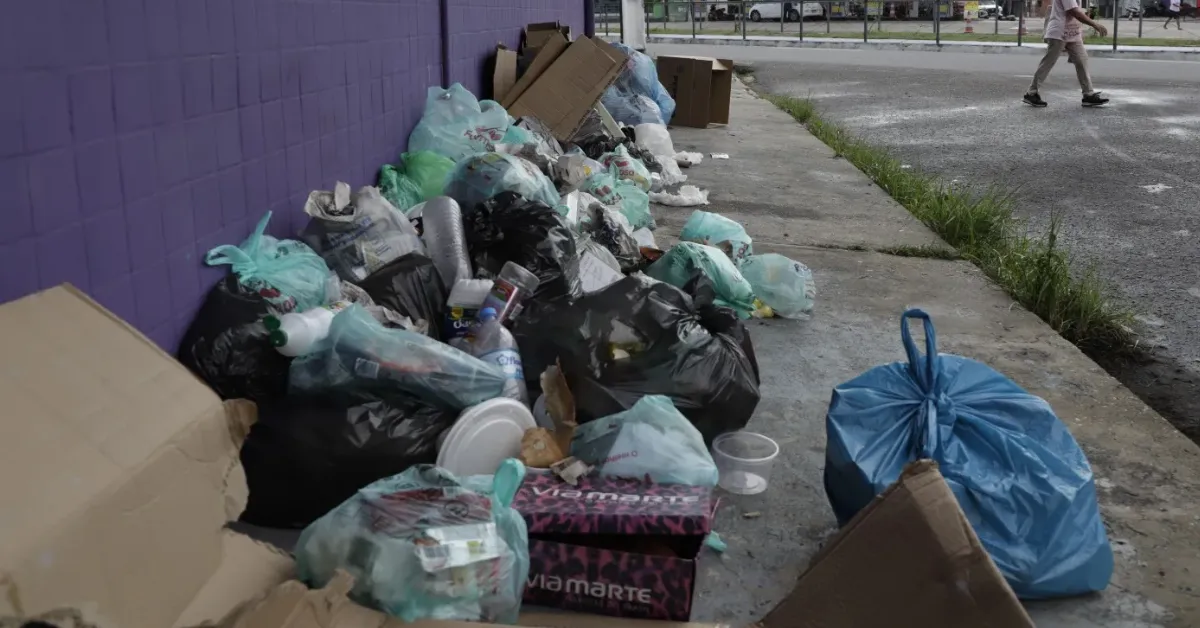 Lixo acumulado vem fazendo parte do cenário de várias ruas da cidade.