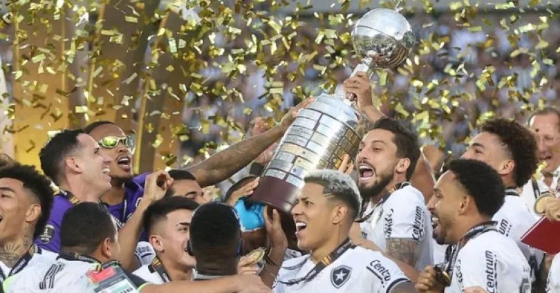 Jogadores do Botafogo erguem a taça da Libertadores 2024.