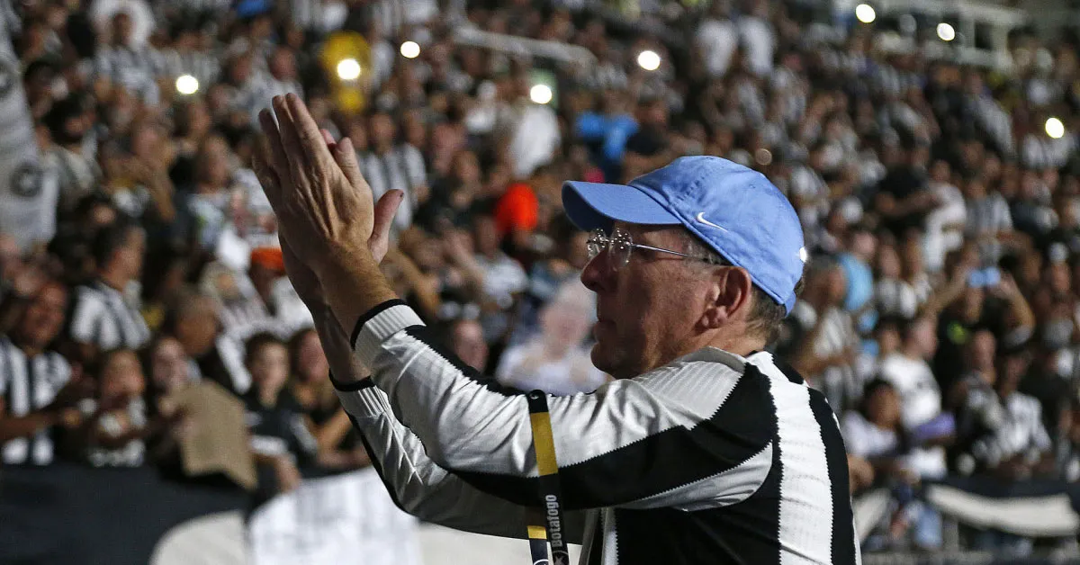 John Textor interage com a torcida botafoguense durante partida no Engenhão.