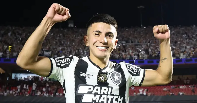 Thiago Almada foi campeão da Copa do Mundo de 2022 pela Argentina e da Libertadores dce 2024 pelo Botafogo.