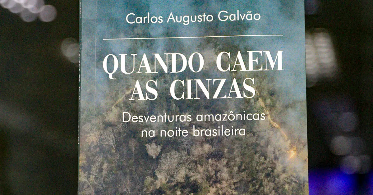 A capa de Quando Caem as Cinzas reflete a tensão e o drama humano da Amazônia durante os anos de repressão militar.