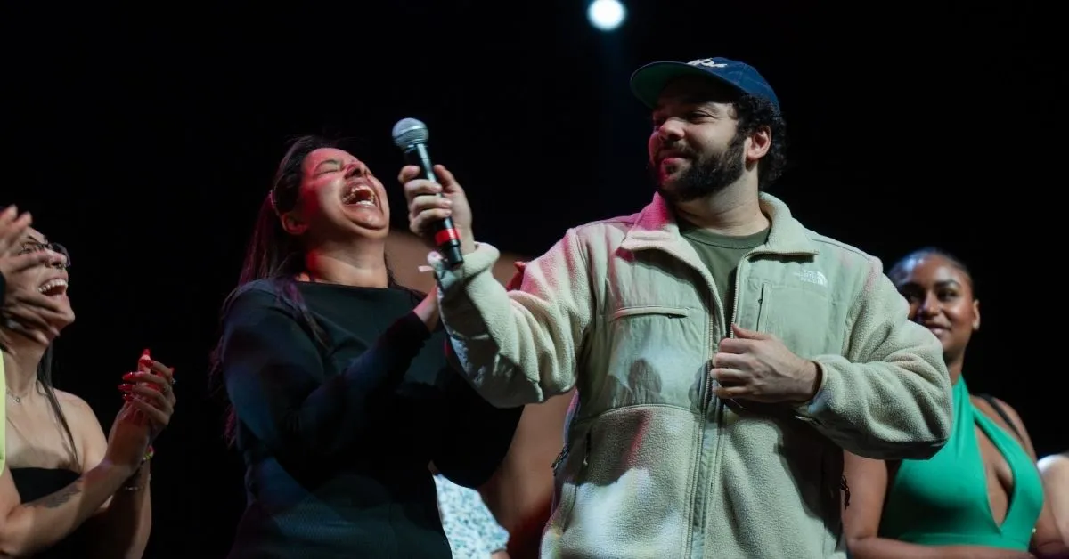 O humorista Raphael Ghanem se tornou conhecido por convidar pessoas da plateia para subir ao palco e interagir com sua audiência