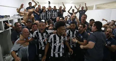 Jogadores do Botafogo comemoram título da Libertadores no vestiário do Monumental de Núñez.