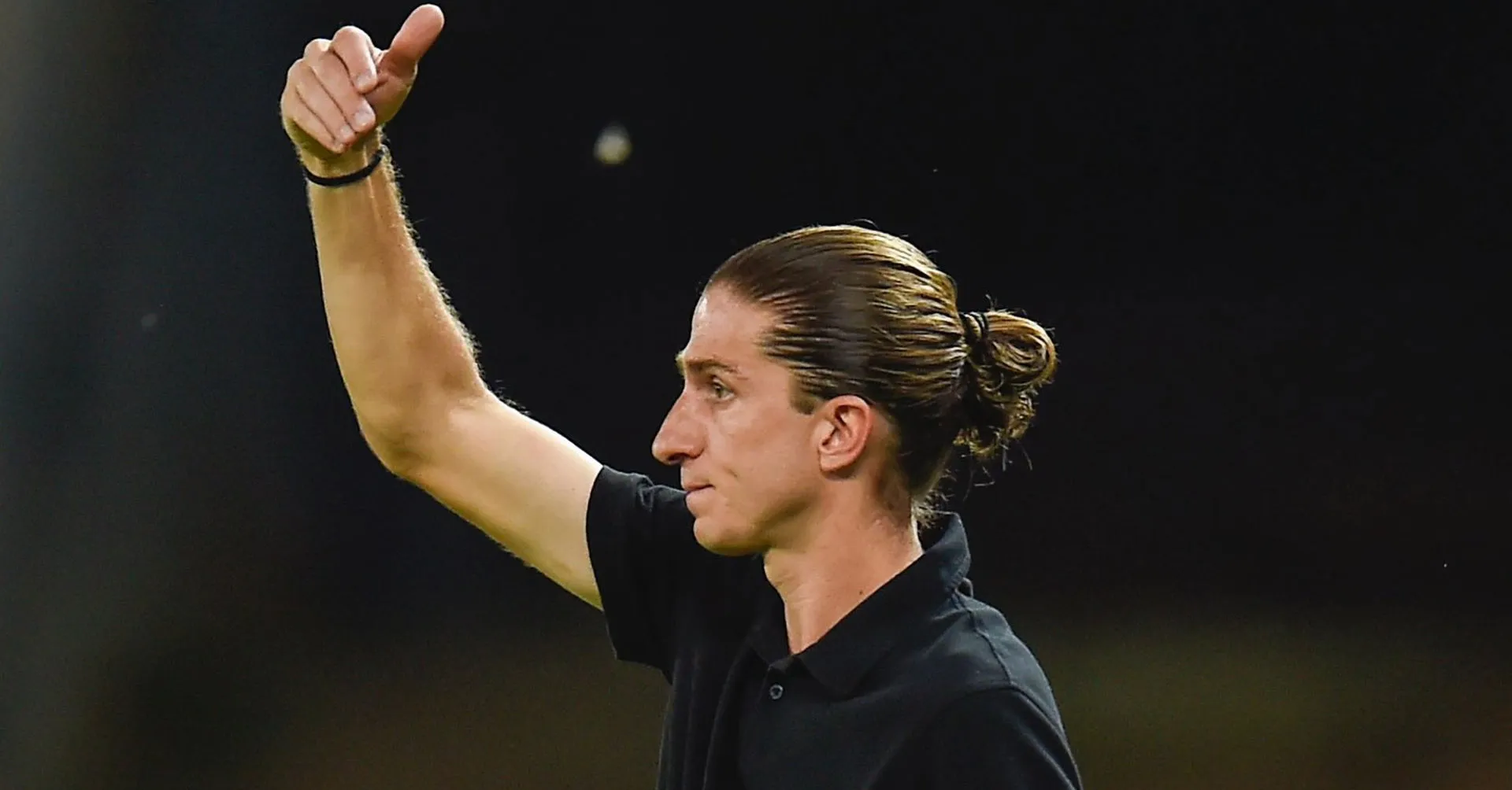 Filipe Luís orienta jogadores durante a vitória do Flamengo sobre o Cuiabá.