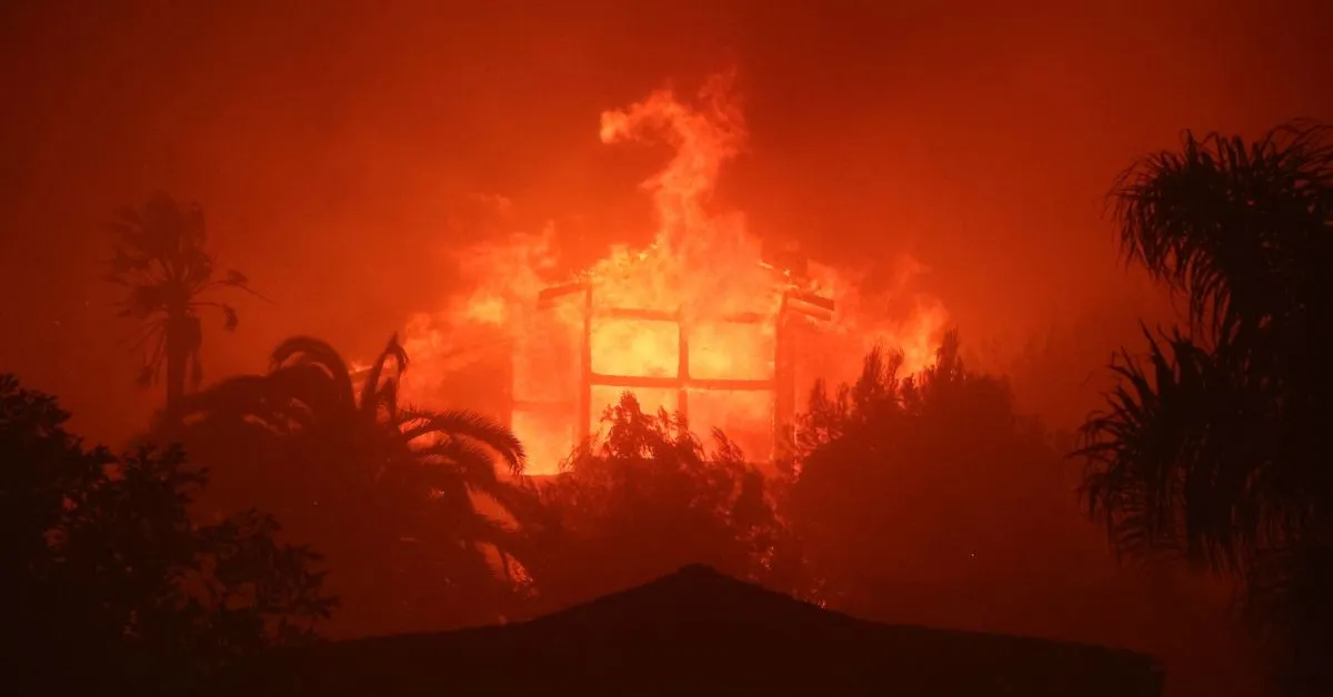 Focos de incêndio rodeiam a cidade de Los Angeles e deixam mais de 100 mil desabrigados